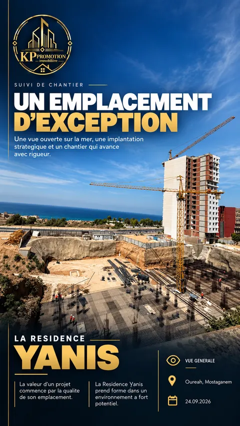 Vue générale du chantier avec la grue et la mer en arrière-plan
